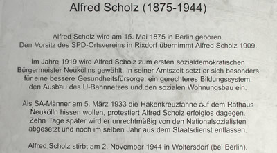 Gedenktafel auf dem Alfred-Scholz-Platz